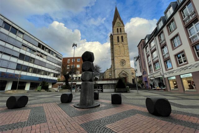 Zwischen Bormann-Brunnensäule und der Treppe vor der Kirche treffen sich am Freitag Menschen, um bei einer Mahnwache für Demokratie zu demonstrieren.