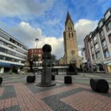 Zwischen Bormann-Brunnensäule und der Treppe vor der Kirche treffen sich am Freitag Menschen, um bei einer Mahnwache für Demokratie zu demonstrieren.