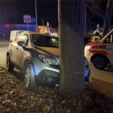 Verkehrsunfall Auto kommt vor baum zum stehen