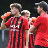 Fußball, Oberliga Westfalen 8. September 2024, Stimberg-Stadion. Spvgg. Erkenschwick – Westfalia Rhynern 3:1. Ole Overhoff nimmt einen Schluck aus der Pulle.
