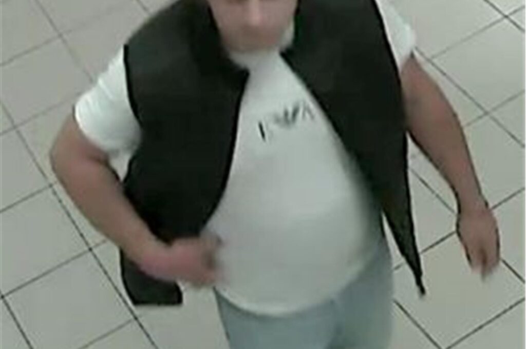 Mit diesen Fotos sucht die Polizei Recklinghausen nach dem Tatverdächtigen.