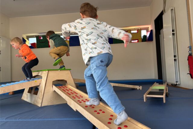 Drei Kinder der St. Josef Kita in Datteln spielen auf dem neuen Balancierparcours