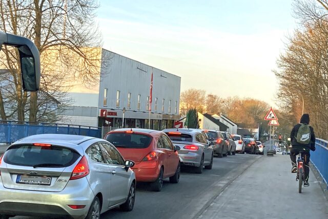 Stau auf dem Hacheneyer Kirchweg.