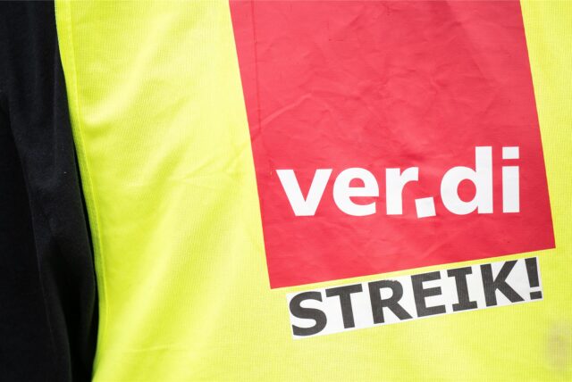 Nahaufnahme eine Weste mit der Aufschrift „ver.di Streik!“