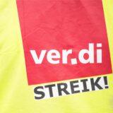 Nahaufnahme eine Weste mit der Aufschrift „ver.di Streik!“