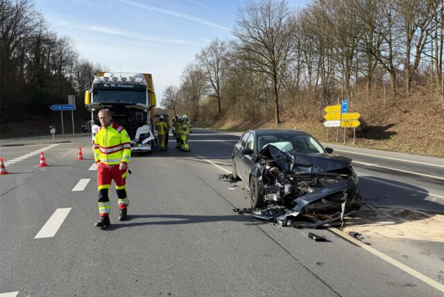 Ein Unfallauto mit zerstörter Front steht auf der Straße