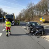 Ein Unfallauto mit zerstörter Front steht auf der Straße