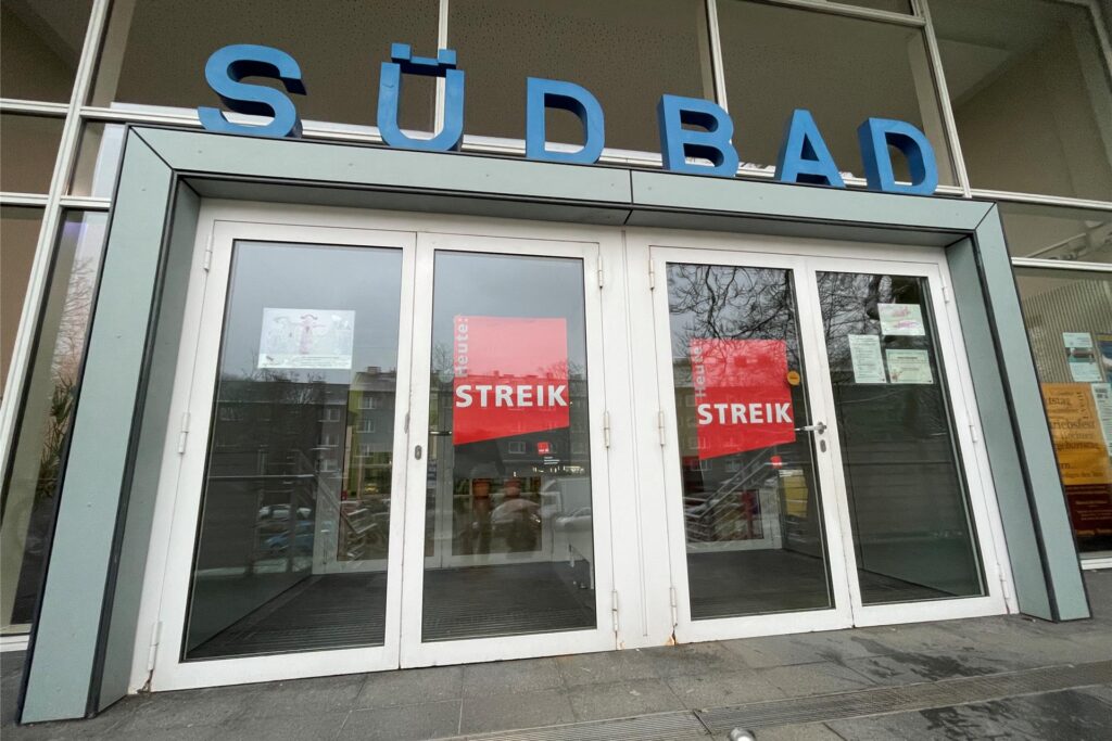 An der Tür des Südbads in der Dortmunder Innenstadt waren am Donnerstag (13.2.) Streik-Plakate aufgehängt worden. An der Tür des Südbads in der Dortmunder Innenstadt waren am Donnerstag (13.2.) Streik-Plakate aufgehängt worden.