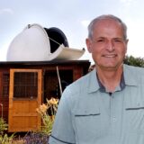 Astrofotograf Rainer Sparenberg vor seiner Teleskopkuppel im Garten in Haltern.