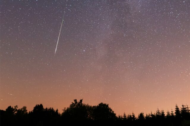 Rainer Sparenberg fotografierte diesen Meteor neben der Milchstraße.