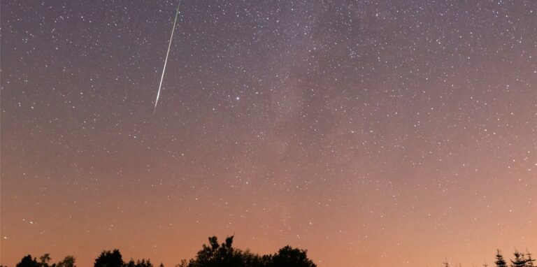 Rainer Sparenberg fotografierte diesen Meteor neben der Milchstraße.