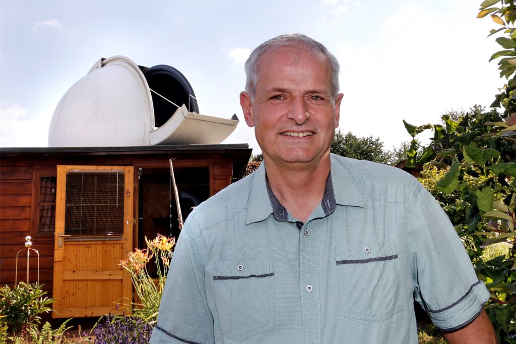 In Rainer Sparenbergs Garten in Sythen steht eine Sternenkuppel für seine Teleskope.