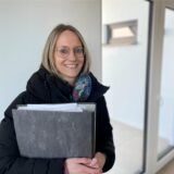 Daniela Moge, die sich um die Vermietung der neuen Wohnungen in der Neu-Crengeldanz-Straße in Lütgendortmund kümmert, steht mit einem Aktenordner in einer der Drei-Zimmer-Wohnungen.
