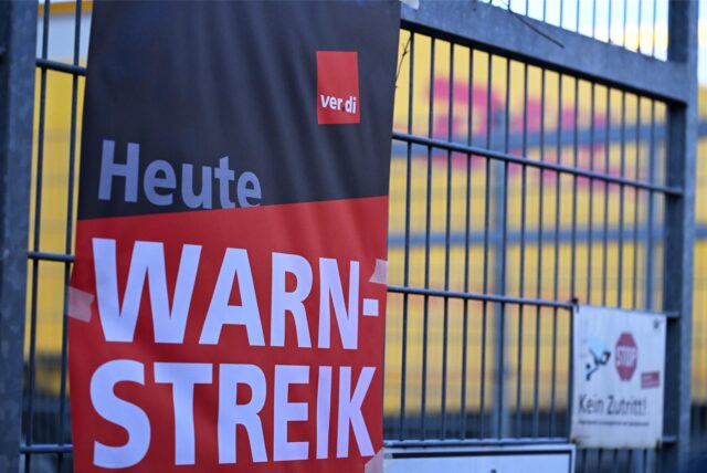 Ein Plakat mit der Aufschrift „Heute Warnstreik“