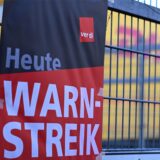 Ein Plakat mit der Aufschrift „Heute Warnstreik“