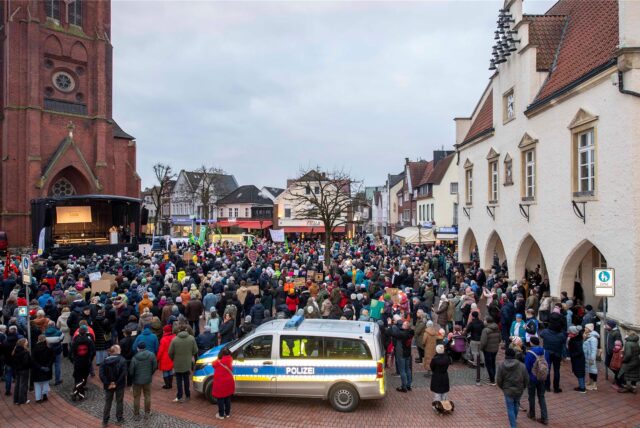 Polizeiwagen steht bei Demo am 14. Februar 2025 in Haltern auf dem Marktplatz