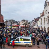 Polizeiwagen steht bei Demo am 14. Februar 2025 in Haltern auf dem Marktplatz