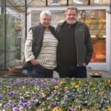 Barbara und Wilhelm Siewert stehen hinter Blumen auf ihrem Betriebsgelände.