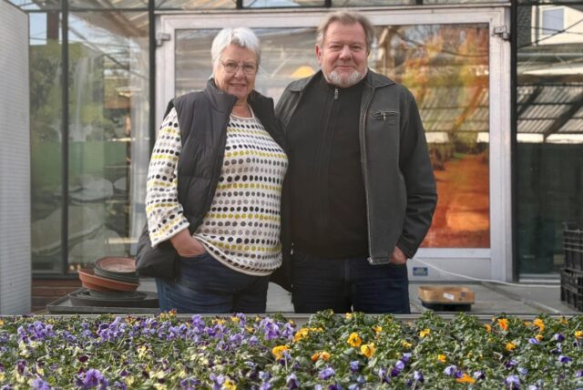 Barbara und Wilhelm Siewert stehen hinter Blumen auf ihrem Betriebsgelände.