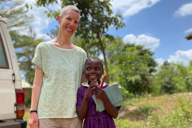 Christina Gawarecki mit Patenkind Stecia in Uganda