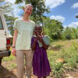 Christina Gawarecki mit Patenkind Stecia in Uganda