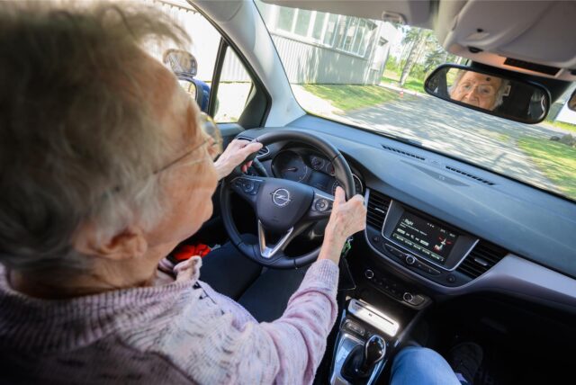 Teilnehmerin Elfriede Frerichs sitzt bei der Schulung «Fit im Auto» von der Landesverkehrswacht Niedersachsen in einem Fahrschulauto.