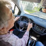 Teilnehmerin Elfriede Frerichs sitzt bei der Schulung «Fit im Auto» von der Landesverkehrswacht Niedersachsen in einem Fahrschulauto.