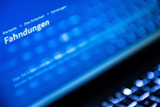 Hinter einer Lupe ist der Schriftzug «Vermisste Person» auf einem Fahndungsaufruf auf der Internetseite des Bundeskriminalamtes (BKA) zu sehen. (Symbolbild)