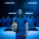 Der Tänzer Beckley Adeoye trägt im Stück „Preach“ die Ahnen in Form einer Holzmaske mit sich und klagt an.