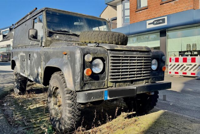 Ein alter Land Rover auf einem Parkstreifen in Kirchhörde.