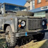 Ein alter Land Rover auf einem Parkstreifen in Kirchhörde.