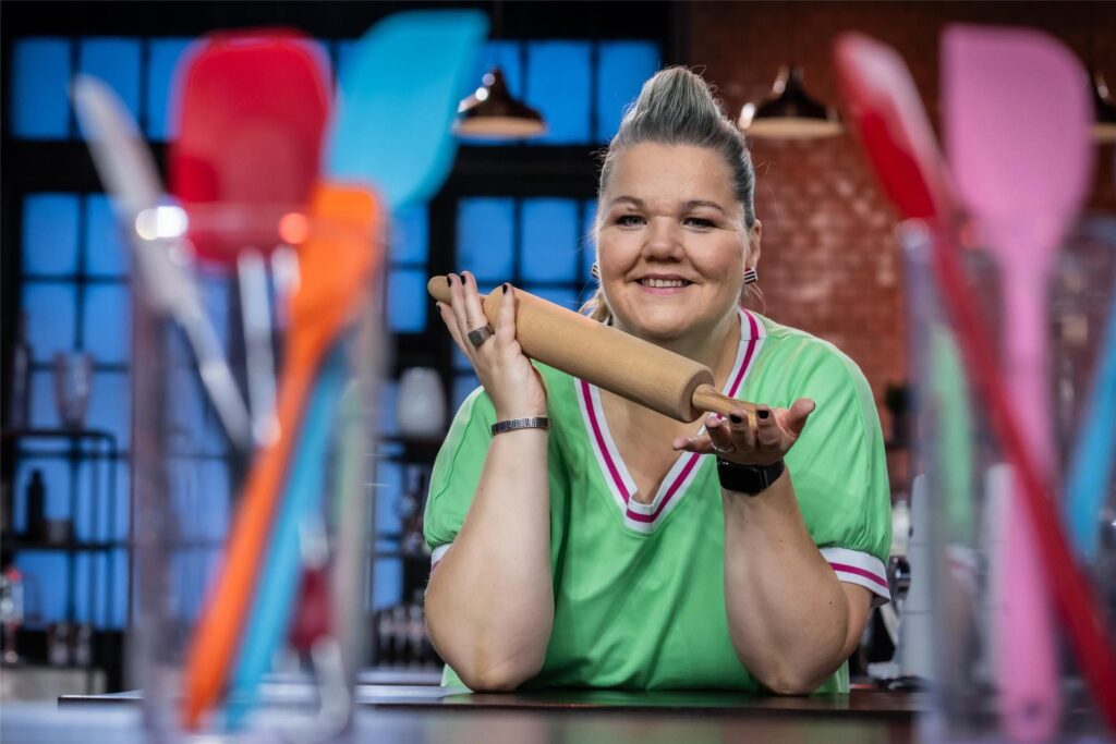 Kandidatin Manuela Wisbeck im Studio von "Das große Promibacken" 2025.