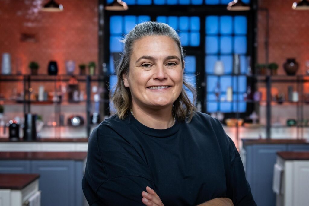 Kandidatin Nadine Angerer im Studio von "Das große Promibacken" 2025.