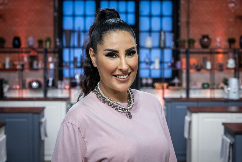 Kandidatin Senna Gammour im Studio von "Das große Promibacken" 2025.