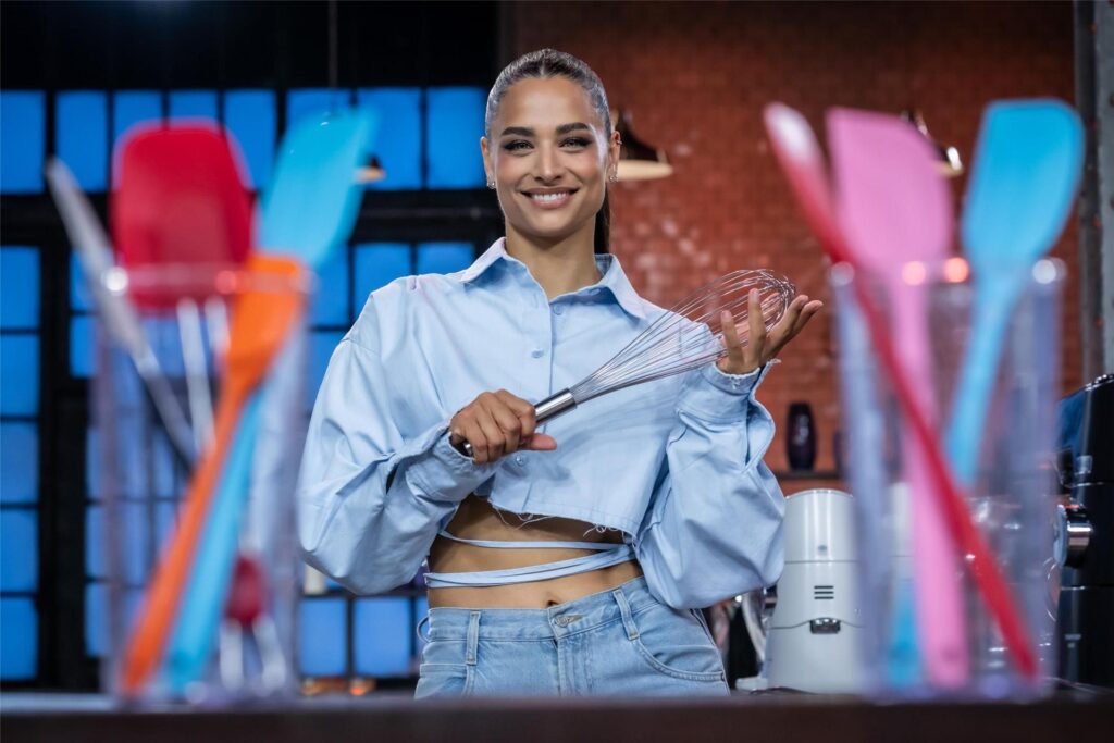 Kandidatin Amira Aly im Studio von "Das große Promibacken" 2025.
