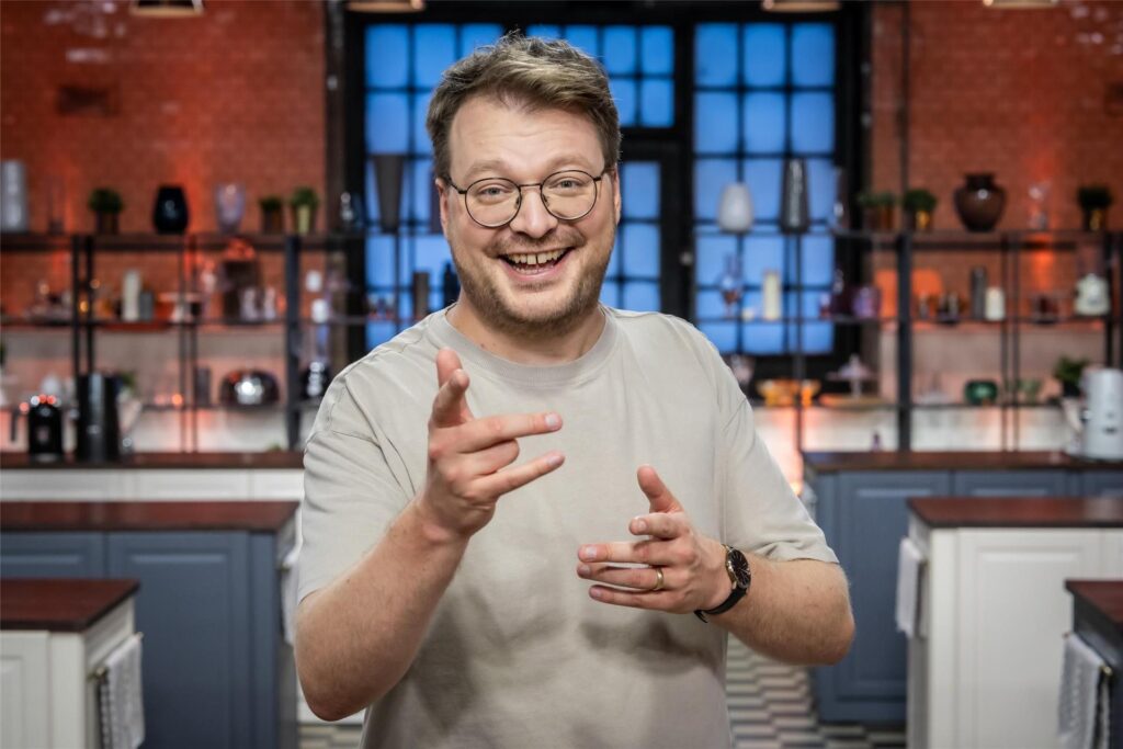 Teilnehmer Maxi Gstettenbauer im Studio von "Das große Promibacken" 2025.