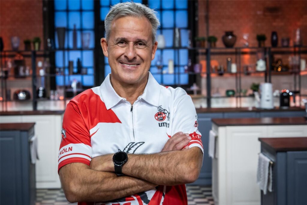 Teilnehmer Pierre Littbarski im Studio von "Das große Promibacken" 2025.