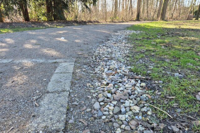 Kies am Wegensrand im Dattelner Höttingpark