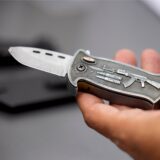 Ein Polizeibeamter hält ein sichergestelltes, verbotenes Springmesser in der Hand.