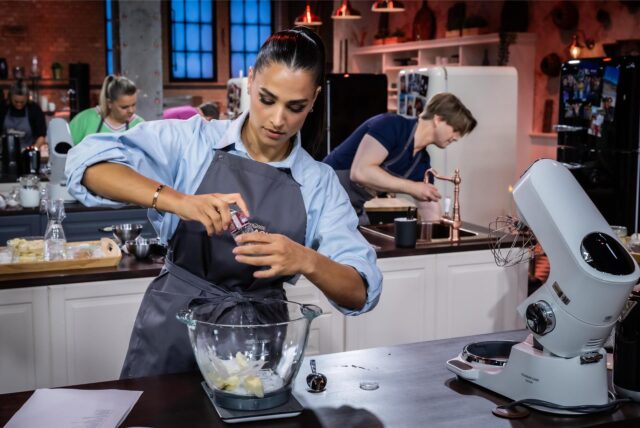 Die Teilnehmer Amira Aly, Vincent Gross und Manuela Wisbeck bei „Das große Promibacken“ 2025.