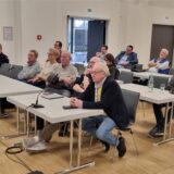 Eine Gruppe von Menschen sitzt in der Dattelner Stadthalle.
