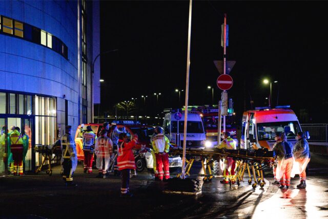 Evakuierungseinsatz an einem Pflegeheim in Dortmund an der B1.