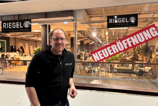Benedikt Schürholz vor seinem Geschäft Riegel Interior.