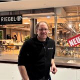 Benedikt Schürholz vor seinem Geschäft Riegel Interior.