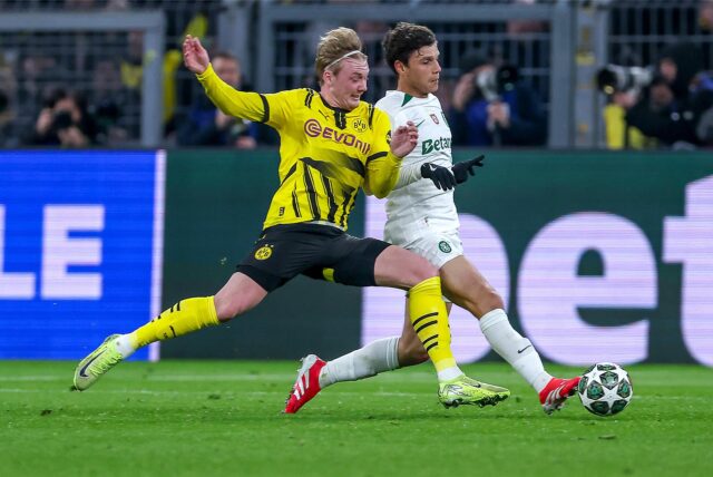 Julian Brandt im Zweikampf.