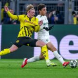 Julian Brandt im Zweikampf.