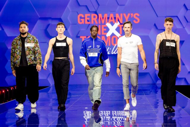 Fünf männliche Models laufen im Casting von „Germany’s Next Topmodel“.