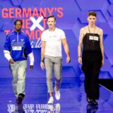 Fünf männliche Models laufen im Casting von „Germany’s Next Topmodel“.
