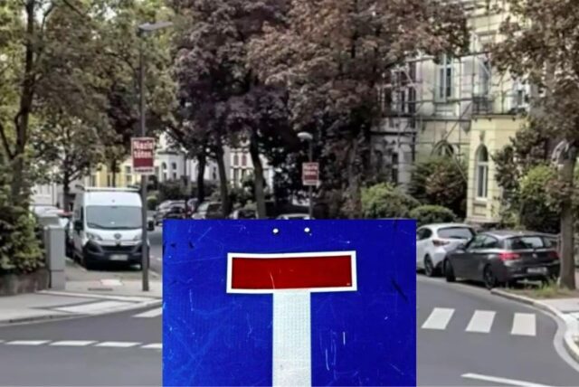 Ein Sackgassenschild versperrt den Blick in den Bruchweg.