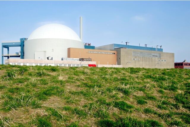 Blick auf das niederländische Atomkraftwerk Borssele